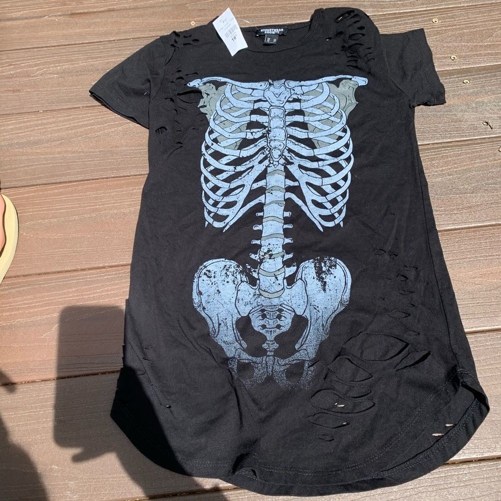 NWT Skeleton Distressed t-shirt